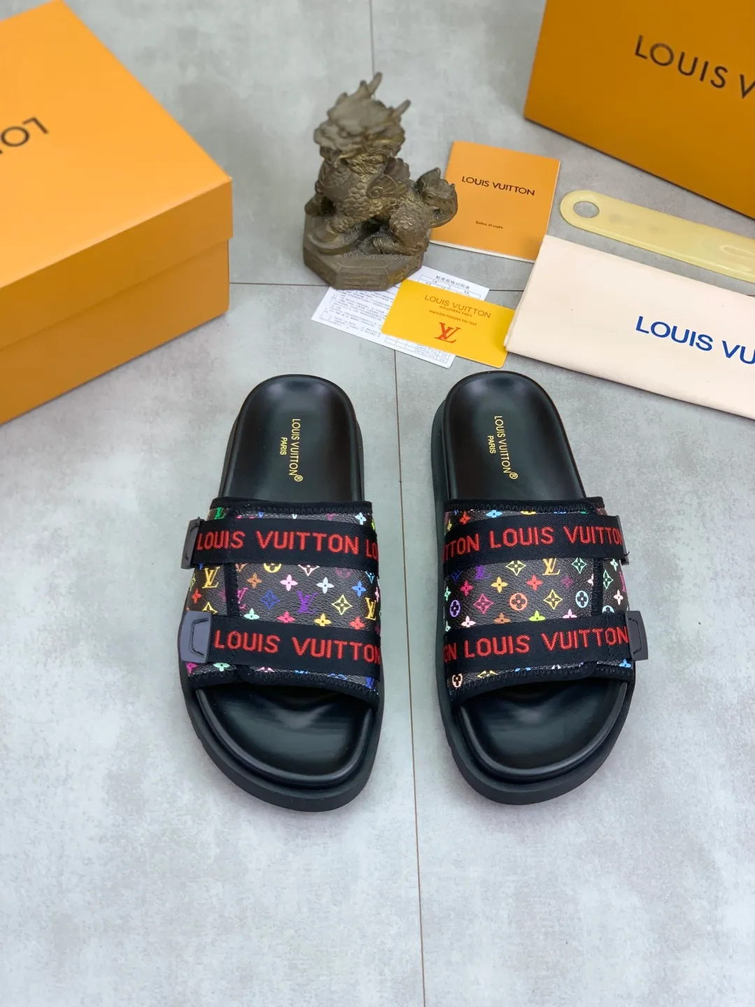 Men's shoes 💰P320💰【New style】🆘 Original quality 【LOUIS VUITTON】The popular Louis Vuitton LV men's slippers on the official website are on sale simultaneously! Original fabric imported from Italy, original factory special supply, code number: 38-44 (45 customized), many colors available